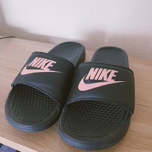 Nike Benassi Slide in Black/Rose Gold